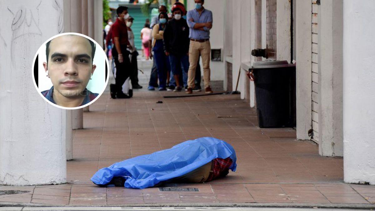 Las personas hacen cola frente a una tienda cerca del cad&aacute;ver de un hombre en la ciudad de Guayaquil.&nbsp;