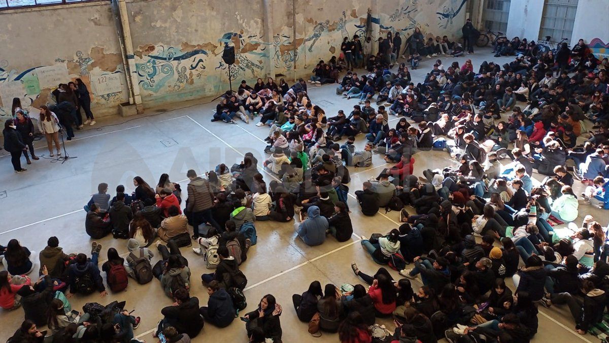 Los estudiantes se unieron para reclamar mejoras del establecimiento.