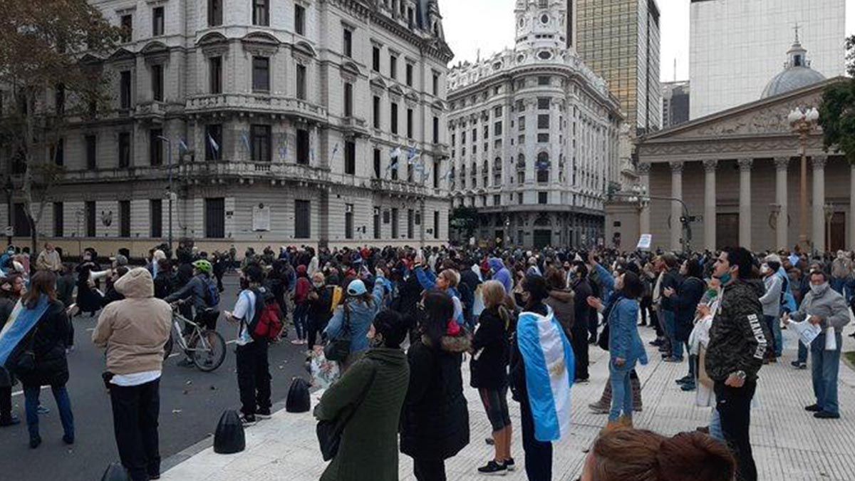 &nbsp; Unas 200 personas se manifestaron este lunes frente al Cabildo