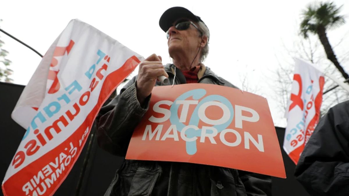 Un manifestante sostiene una pancarta que dice Stop Macron (Detengan a Macron) durante una manifestaci&oacute;n contra los planes de reforma de pensiones del gobierno franc&eacute;s en Niza como parte de un d&iacute;a de huelga nacional y protestas en Francia