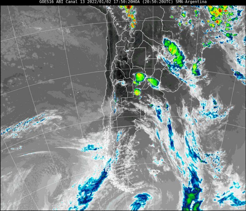 Imagen satelital del tiempo a las 17.40 horas del domingo 2 de enero.