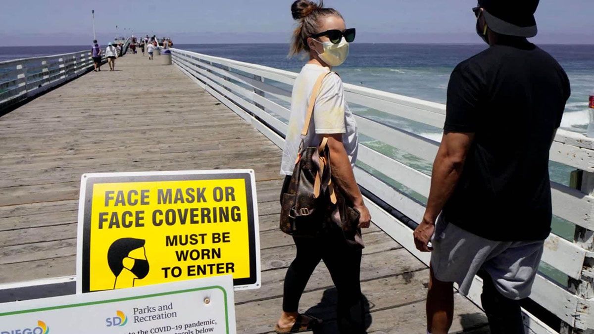 California impuso un toque de queda nocturno por el pico de casos de coronavirus