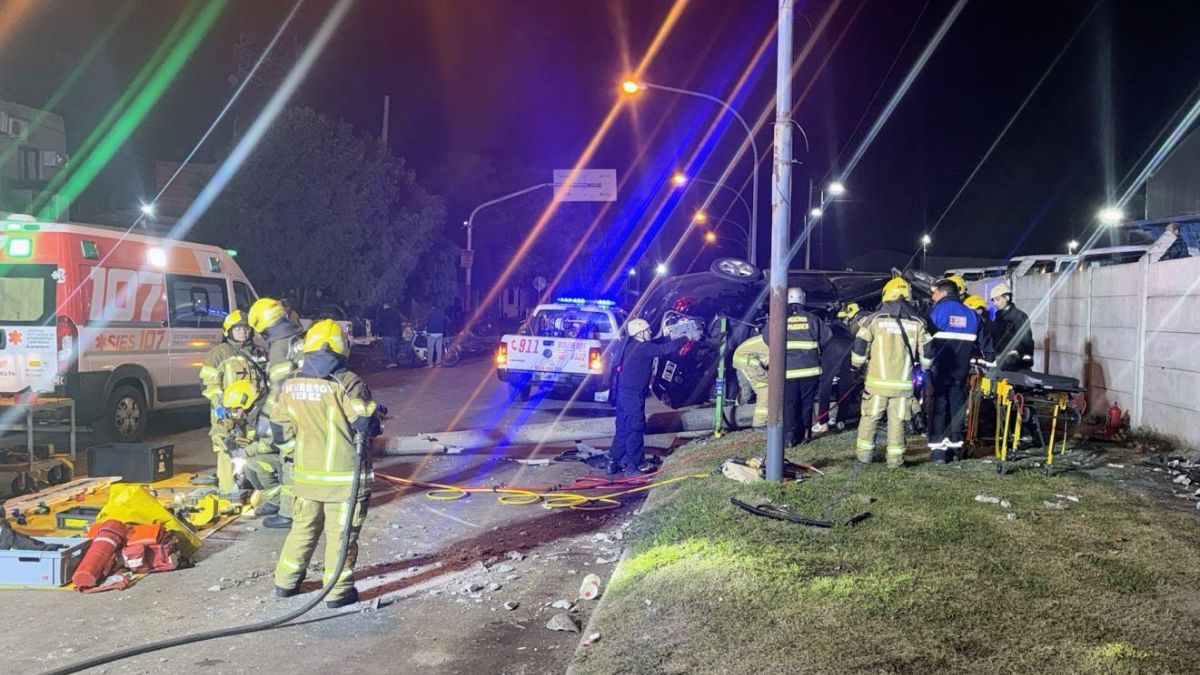 El conductor perdió el control de un Volkswagen Vento y chocó contra una columna. El conductor perdió el control de un Volkswagen Vento y chocó contra una columna.