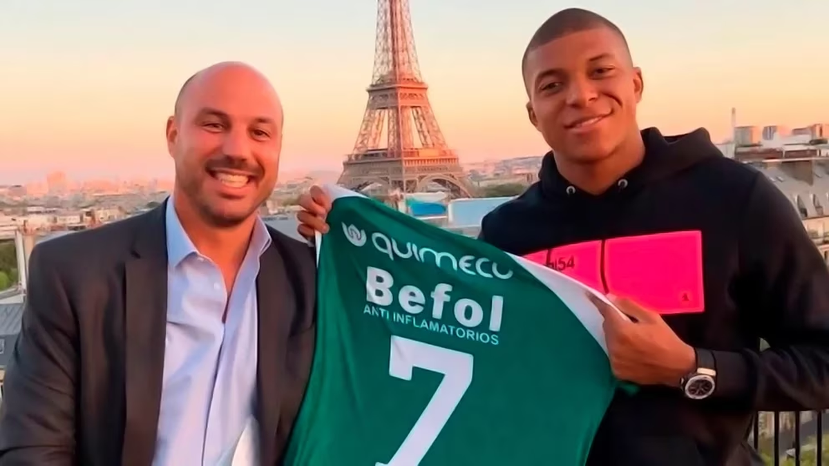 La foto viral de Kylian Mbappé con la camiseta de Sarmiento de Junín.