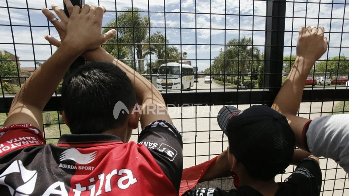 Una caravana multitudinaria acompañó a Colón rumbo al sueño de la Sudamericana
