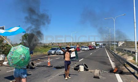 El tránsito estuvo cortado durante más de una hora en la Ruta Nacional 168, a la altura de Colastiné Sur. El tránsito estuvo cortado durante más de una hora en la Ruta Nacional 168, a la altura de Colastiné Sur.