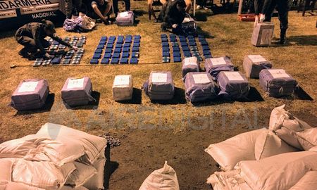 En el procedimiento encontraron 40 ladrillos de cocaína escondidos en una carga de porotos de 35 mil kilos. En el procedimiento encontraron 40 ladrillos de cocaína escondidos en una carga de porotos de 35 mil kilos.