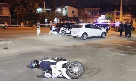 fallecio un motociclista en rosario tras colisionar con un auto en el sur de la ciudad fallecio un motociclista en rosario tras colisionar con un auto en el sur de la ciudad