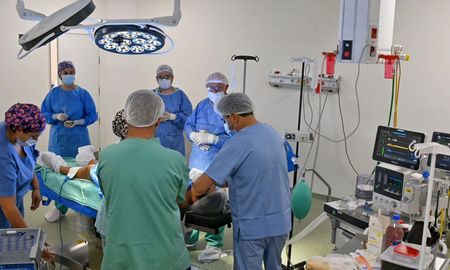 Mientras se trasladaban pacientes, el Hospital Jaime Ferré de Rafaela realizó su primera cirugía y activó todos sus servicios. Mientras se trasladaban pacientes, el Hospital Jaime Ferré de Rafaela realizó su primera cirugía y activó todos sus servicios.