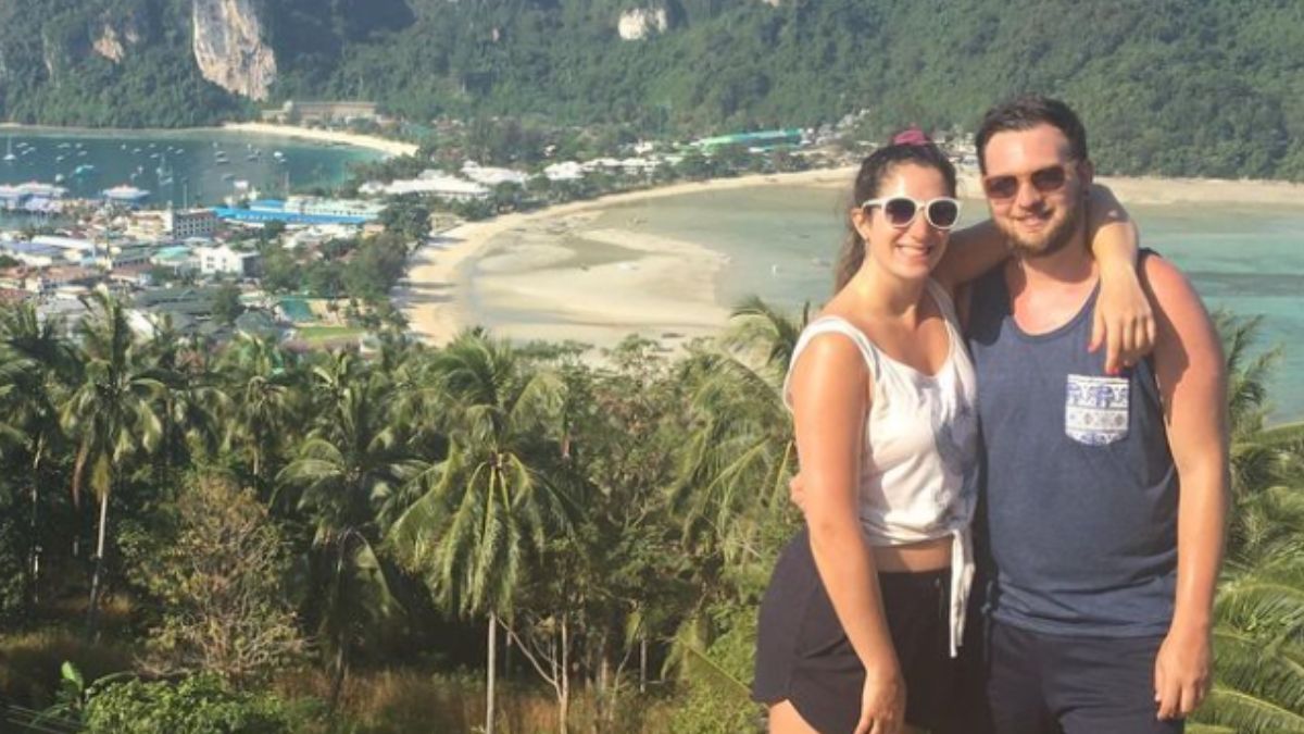 Daniela disfruta de increíbles platos típicos de España.