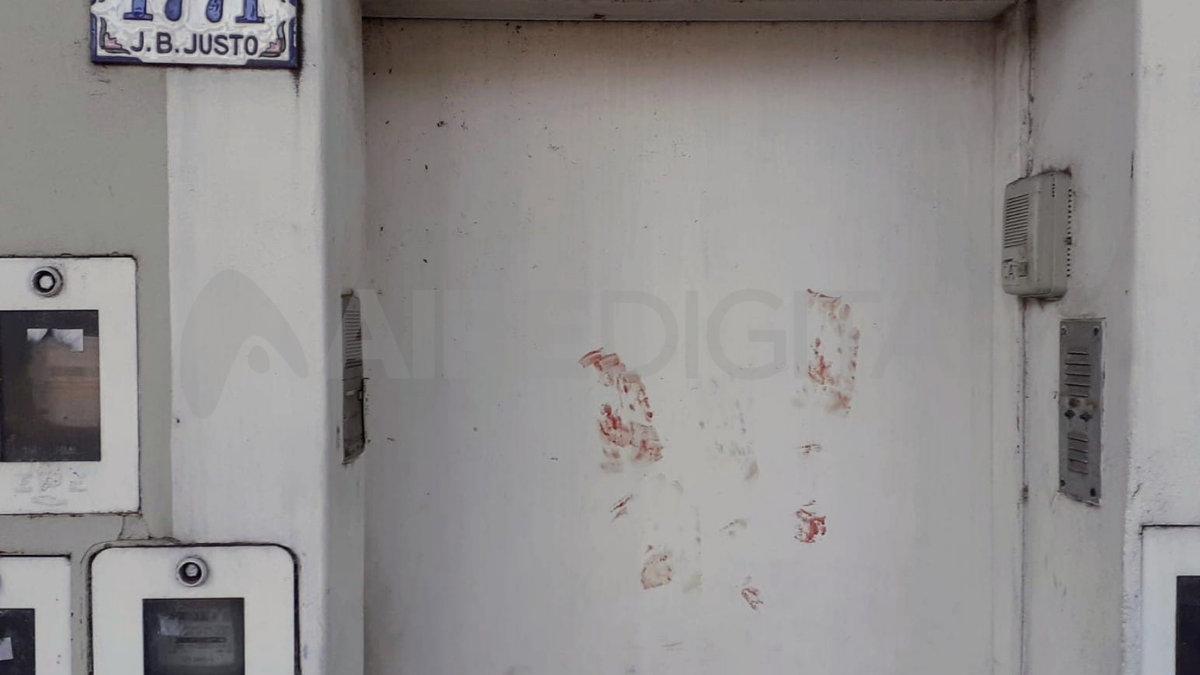 Luego de recibir tres impactos de arma de fuego la víctima logró llegar hasta la puerta de su casa donde se desvaneció. Fue trasladado al Hospital, pero falleció a los pocos minutos. 