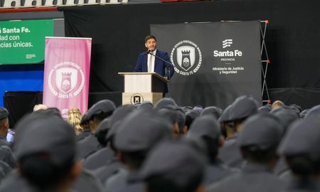 Pullaro encabezó el acto de egreso de 589 suboficiales de la Escuela Penitenciaria de la Unidad N° 7 en Santa Fe. Pullaro encabezó el acto de egreso de 589 suboficiales de la Escuela Penitenciaria de la Unidad N° 7 en Santa Fe.