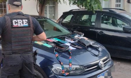 Los cordobeses iban a bordo de un Volkswagen Virtus y con 27 celulares en su poder. Los cordobeses iban a bordo de un Volkswagen Virtus y con 27 celulares en su poder.