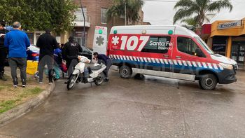 Accidente de tránsito: una motociclista chocó contra una camioneta en barrio Los Hornos