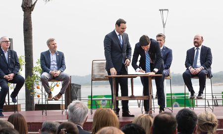 El 19 de septiembre, Pullaro firmó en Bella Vista un acuerdo de hermanamiento con sus pares de Corrientes, Chaco, Entre Ríos, Formosa y Misiones, para avanzar en la conformación de la Región Litoral. El 19 de septiembre, Pullaro firmó en Bella Vista un acuerdo de hermanamiento con sus pares de Corrientes, Chaco, Entre Ríos, Formosa y Misiones, para avanzar en la conformación de la Región Litoral.