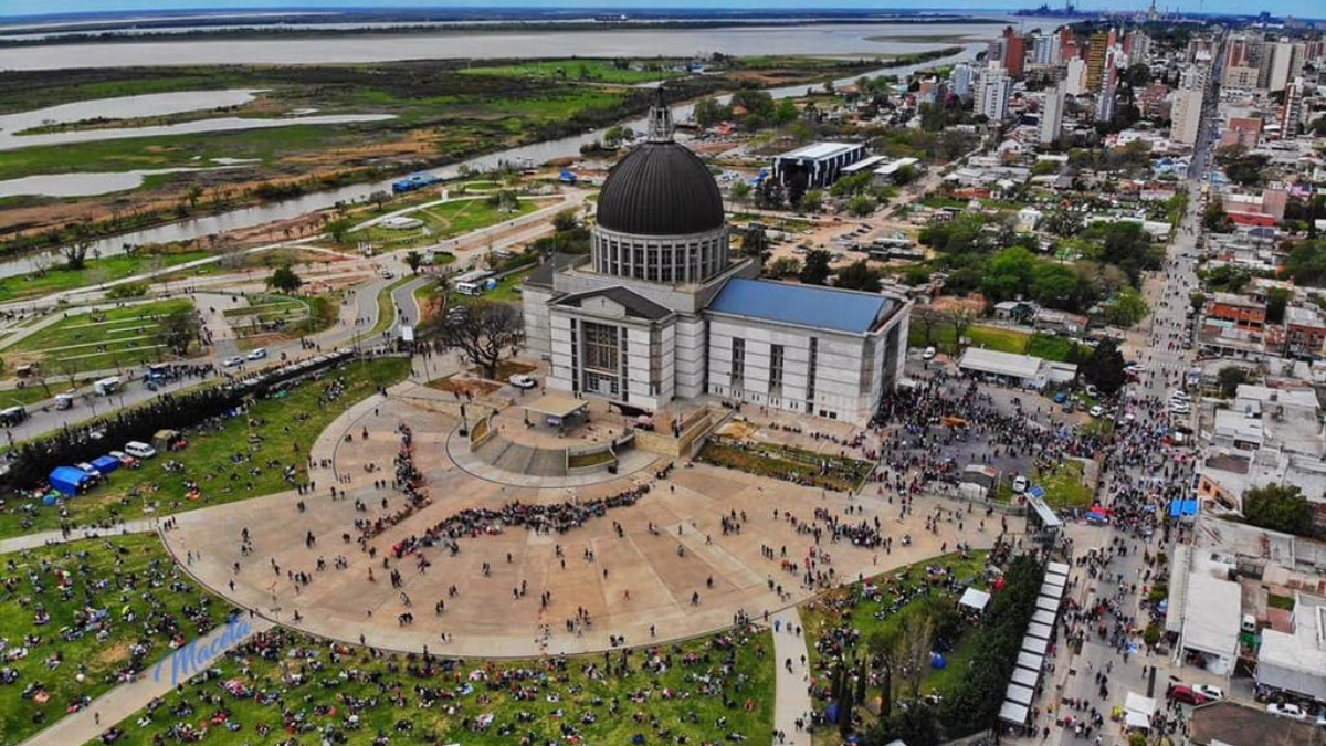 Cada 25 de septiembre la ciudad recibe a miles de turistas que se presenta para presenciar la misa de la virgen de San Nicolás. Cada 25 de septiembre la ciudad recibe a miles de turistas que se presenta para presenciar la misa de la virgen de San Nicolás.