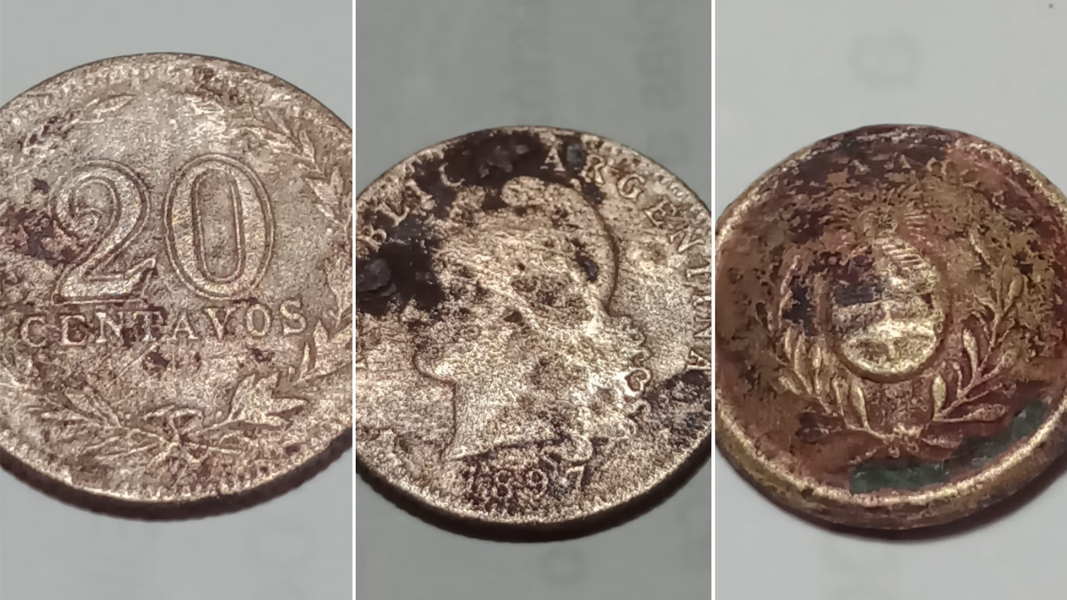 Monedas de más de un siglo encontradas frente a la Esceula Denis. Monedas de más de un siglo encontradas frente a la Esceula Denis.