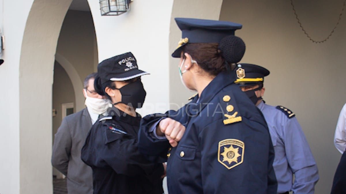 Muñoz y una compañera se saludan con el codito