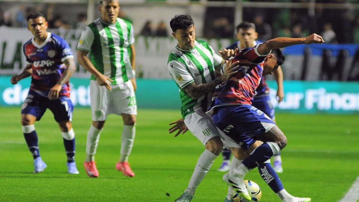 Primer tiempo con poco fútbol en Florencio Sola: Banfield y Unión igualan 0 a 0.