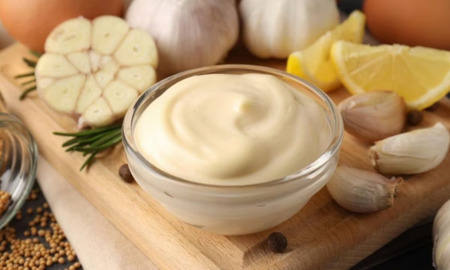 La mayonesa o mahonesa es una salsa emulsionada fría elaborada principalmente a base de huevo entero y aceite vegetal batidos. De origen menorquín, o creada por un cocinero francés en Menorca, generalmente se la sazona con sal, zumo de limón o vinagre. La mayonesa o mahonesa es una salsa emulsionada fría elaborada principalmente a base de huevo entero y aceite vegetal batidos. De origen menorquín, o creada por un cocinero francés en Menorca, generalmente se la sazona con sal, zumo de limón o vinagre.