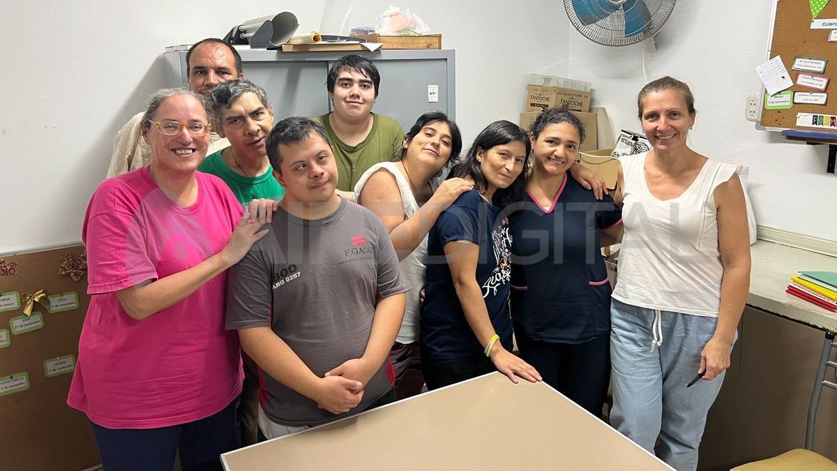 De izquierda a derecha: Lorena, César, Julio, Brian, César, María de los Ángeles, Maria Florencia, Rosana (directora) y Mariana (terapista ocupacional). De izquierda a derecha: Lorena, César, Julio, Brian, César, María de los Ángeles, Maria Florencia, Rosana (directora) y Mariana (terapista ocupacional).
