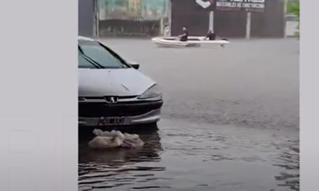 Las calles se convirtieron en un río en donde una lancha paseó con sus dos ocupantes por el paseo ferroviario de la ciudad de Vera. Las calles se convirtieron en un río en donde una lancha paseó con sus dos ocupantes por el paseo ferroviario de la ciudad de Vera.