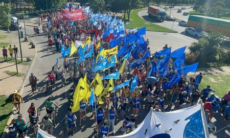 La manifestación de organizaciones sociales por la jornada nacional de lucha genera inconvenientes en el tránsito del microcentro santafesino. La manifestación de organizaciones sociales por la jornada nacional de lucha genera inconvenientes en el tránsito del microcentro santafesino.