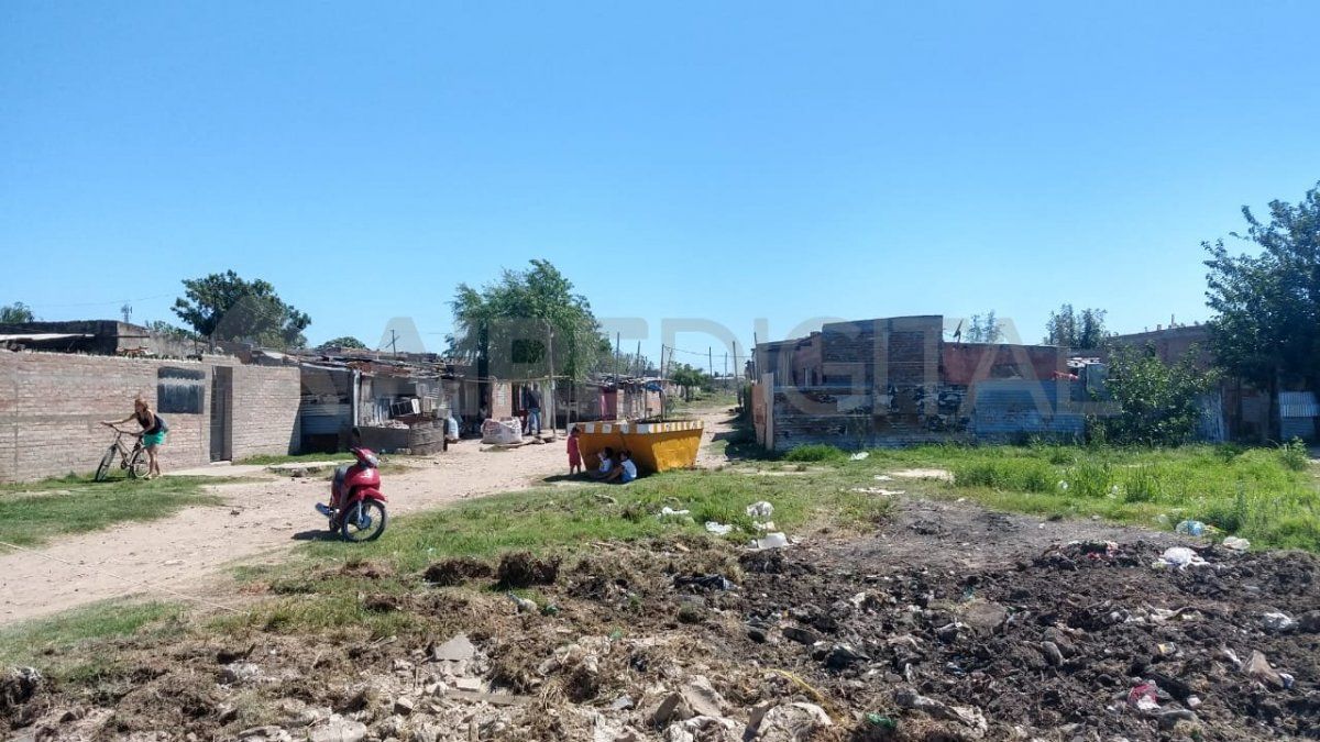 Los vecinos de barrio Los Hornos no tienen agua potable, ni luz, las conexiones son clandestinas, no tienen pavimento ni desagües.