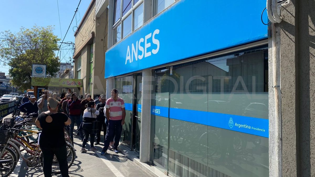 En Santo Tomé, las filas superaban los 150 metros frente a la sucursal de Anses.
