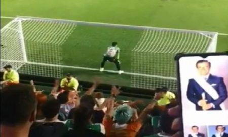 Video: un hincha de Banfield usó una foto de Carlos Menem para mufar el penal de Gimnasia Video: un hincha de Banfield usó una foto de Carlos Menem para mufar el penal de Gimnasia