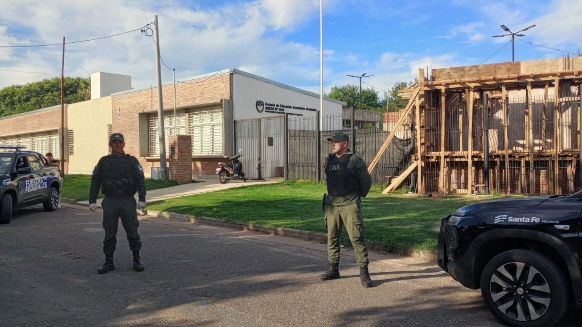 Gendarmería desbarató un punto de venta de estupefacientes en el sur de Santa Fe y halló cocaína, marihuana y $1.204.000 en efectivo. Gendarmería desbarató un punto de venta de estupefacientes en el sur de Santa Fe y halló cocaína, marihuana y $1.204.000 en efectivo.