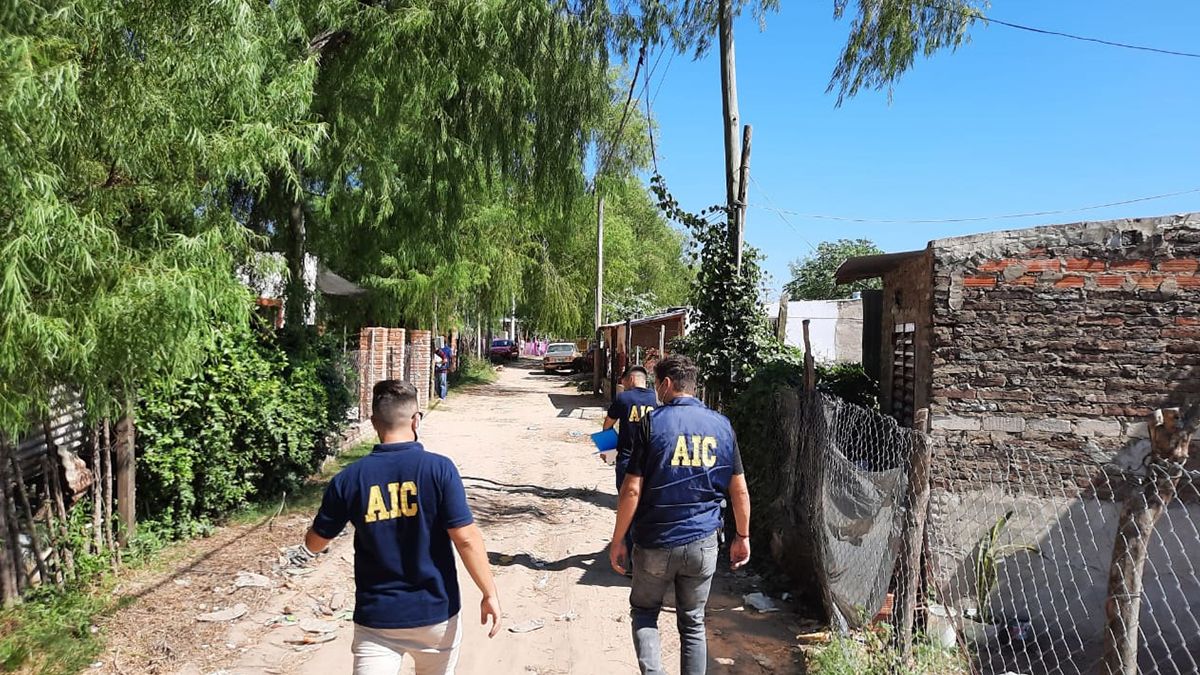 Peritos de la AIC en el lugar donde mataron a González.