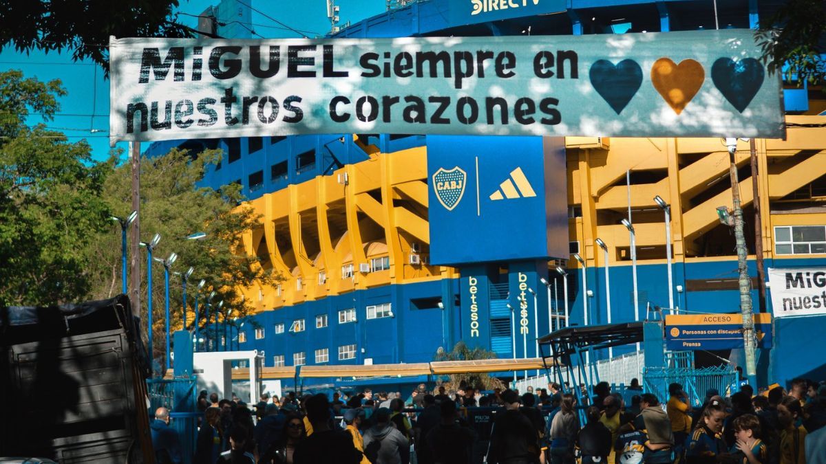 En los ingresos a la Bombonera, recordaron a Miguel con pasacalles. "Siempre en nuestros corazones". En los ingresos a la Bombonera, recordaron a Miguel con pasacalles. "Siempre en nuestros corazones".