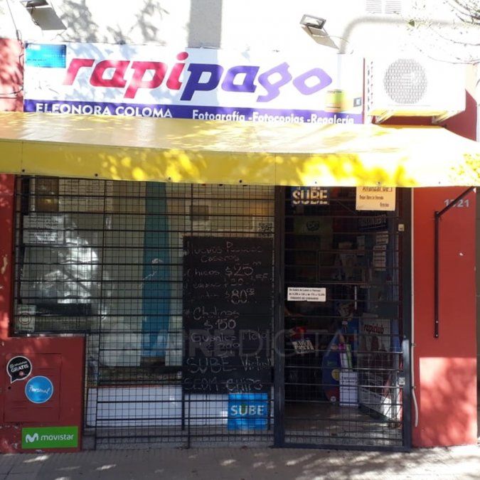 Encerró al ladrón armado, él escapó y ella lo corrió con un trapo de piso