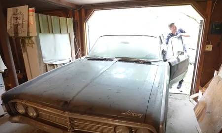 Se encontró con una gran sorpresa al abrir el capot de un auto que llevaba 26 años abandonado Se encontró con una gran sorpresa al abrir el capot de un auto que llevaba 26 años abandonado