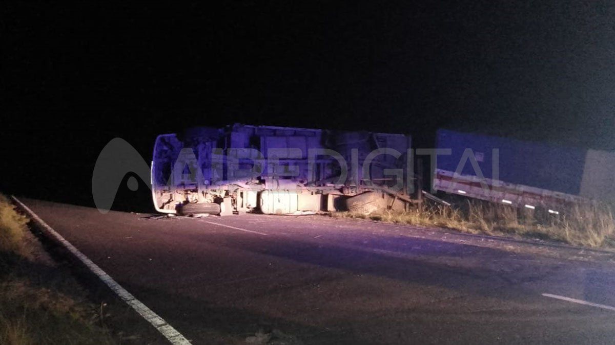La cabina del camión quedó volcada sobre la cinta asfáltica y el chasis cayó a la zanja de la banquina.