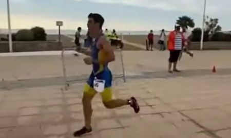 Video viral: joven pierde un triatlón por festejar la victoria antes de tiempo. Video viral: joven pierde un triatlón por festejar la victoria antes de tiempo.