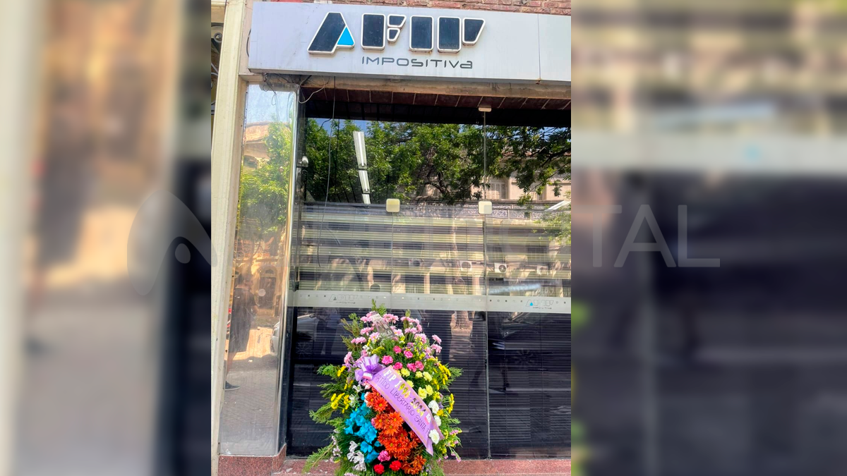 En Rosario libertarios celebraron el cierre de AFIP con una corona de flores