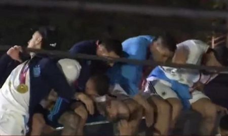 El capitán Lionel Messi, Leandro Paredes, Rodrigo De Paul, Ángel Di María y Nicolás Otamendi estaban sentados en casi la única parte de techo que le quedó al bus, en el fondo del piso superior. El capitán Lionel Messi, Leandro Paredes, Rodrigo De Paul, Ángel Di María y Nicolás Otamendi estaban sentados en casi la única parte de techo que le quedó al bus, en el fondo del piso superior.
