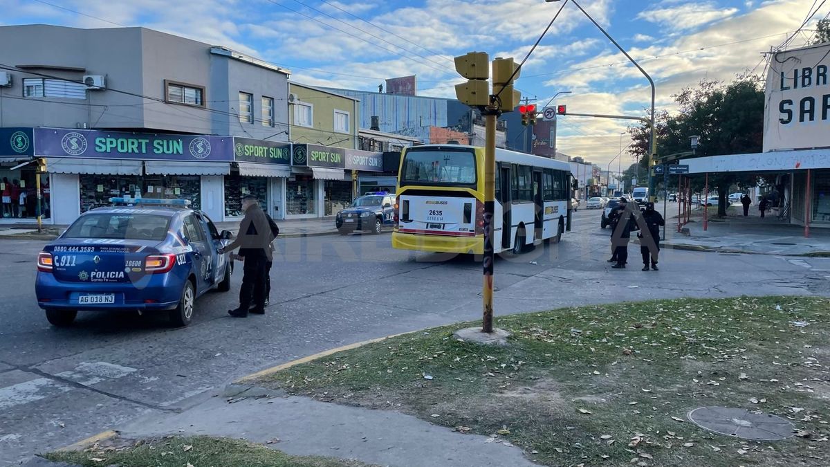 Un hombre murió tras caer de un colectivo de la Línea 14