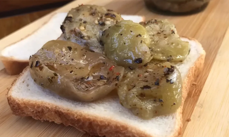 El escabeche de berenjena se conserva varios días en la heladera y mejora su sabor con el tiempo. Ideal para preparar con anticipación y acompañar tus comidas. El escabeche de berenjena se conserva varios días en la heladera y mejora su sabor con el tiempo. Ideal para preparar con anticipación y acompañar tus comidas.