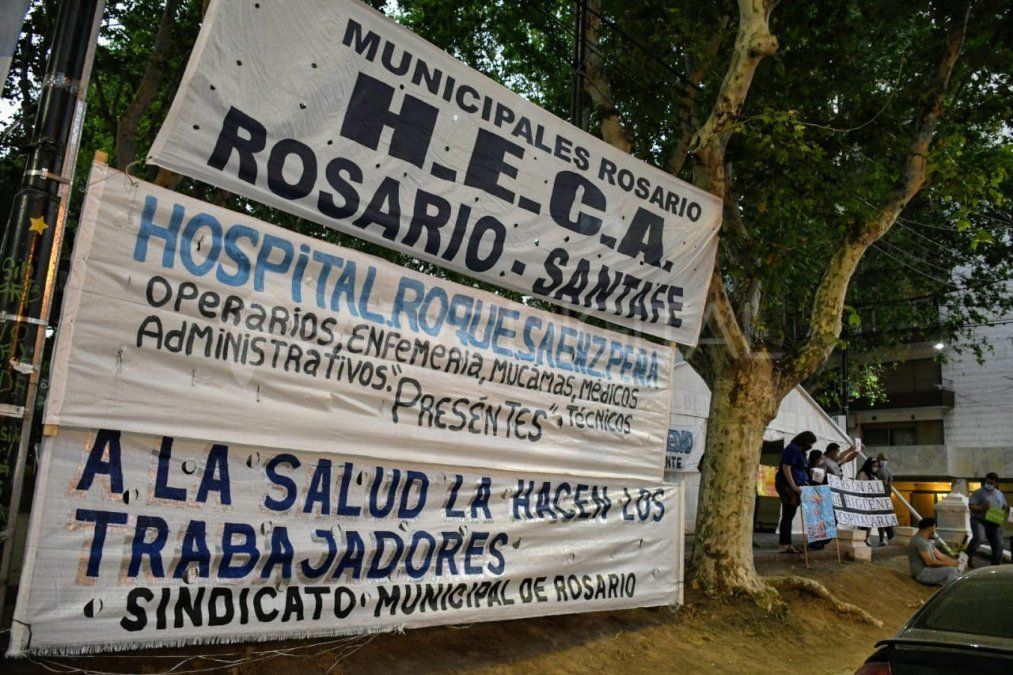 Los trabajadores municipales de Rosario no adhieren al paro de 48 horas pero instalaron la carpa como medida de fuerza. 