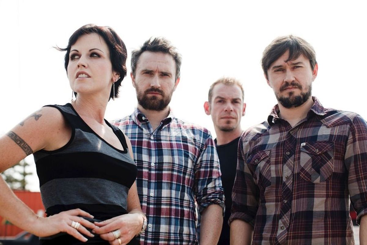 Dolores O'Riordan junto al resto de los integrantes de The Cranberries.
