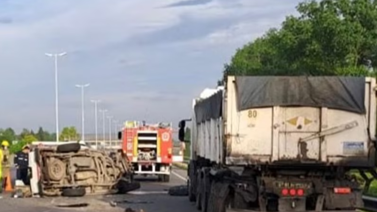 Accidente en el Acceso Oeste: camioneta volcada y herido grave tras siniestro vial.