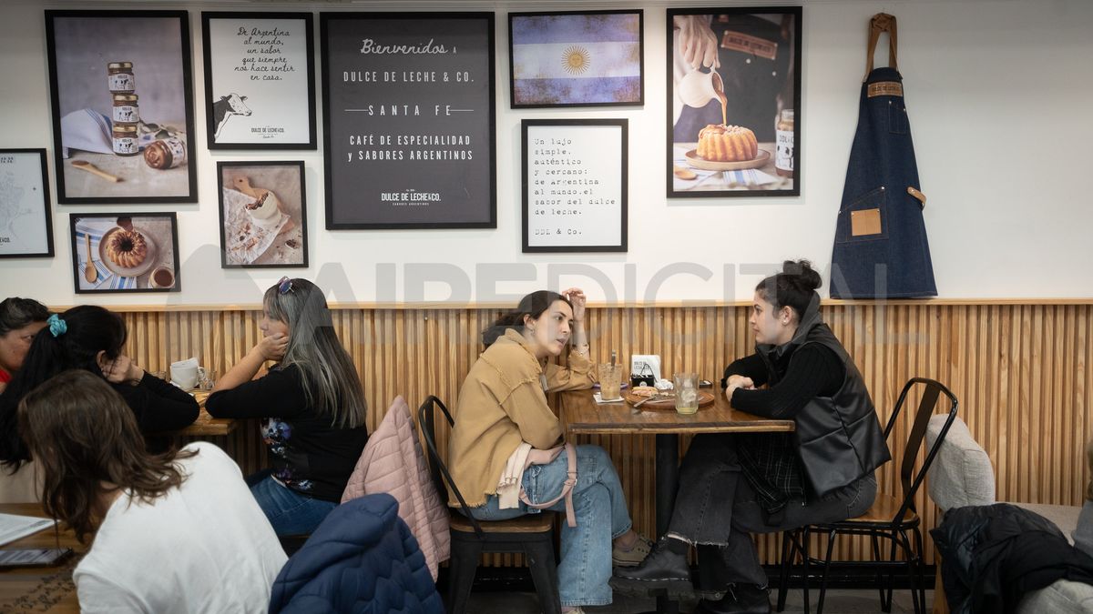 El espacio está diseñado para que se respire el amor por el dulce de leche en cada rincón. El espacio está diseñado para que se respire el amor por el dulce de leche en cada rincón.