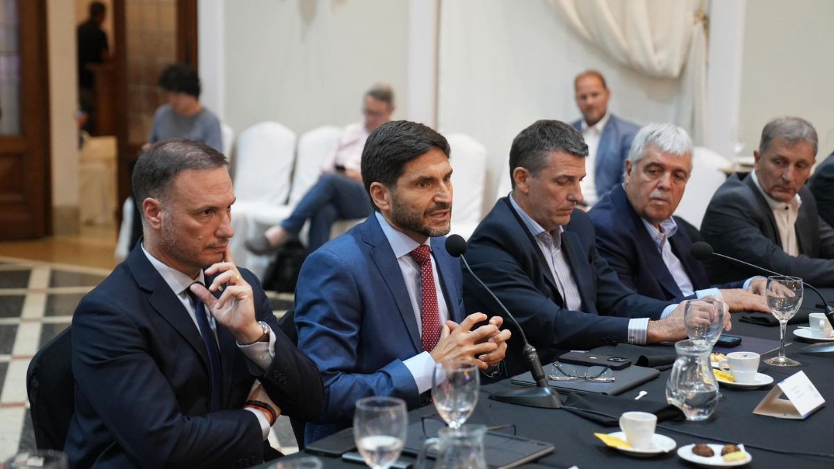 El ministro de Obras P&uacute;blicas, Lisandro Enrico; el gobernador de Santa Fe, Maximiliano Pullaro; y el presidente de la Bolsa de Comercio de Rosario, Pablo Bortolato.