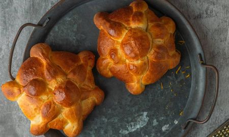 Con esta receta fácil, podrás preparar un pan de muerto perfecto para tu próxima fiesta. Con esta receta fácil, podrás preparar un pan de muerto perfecto para tu próxima fiesta.