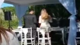 Vendedor ambulante interrumpió el momento más importante de un casamiento en Córdoba: Compramos baterías, vendemos huevos baratos... 30 huevos por $200