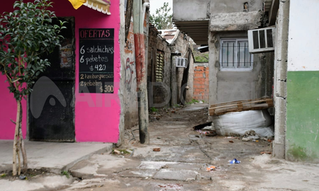 Asesinaron a tiros a una mujer en la zona sur de Rosario: dos detenidos y cuatro adolescentes demorados. Asesinaron a tiros a una mujer en la zona sur de Rosario: dos detenidos y cuatro adolescentes demorados.