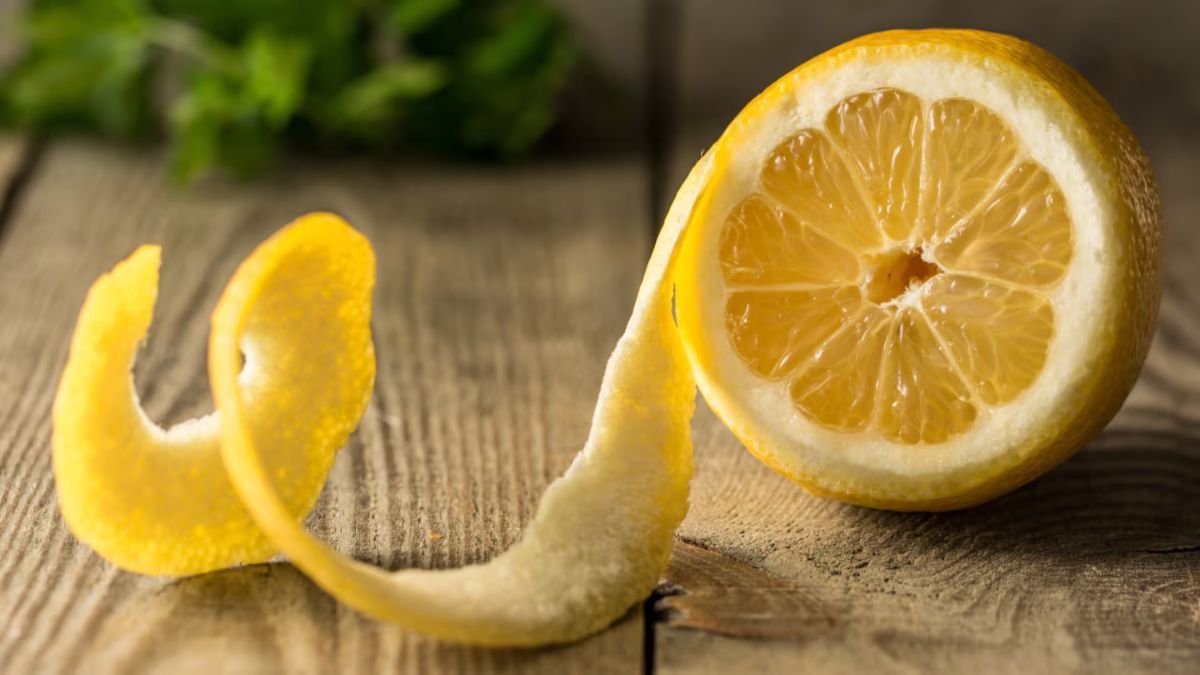 La cáscara de limón puede desodorizar la heladera de forma natural.